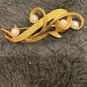 Vintage style brooch